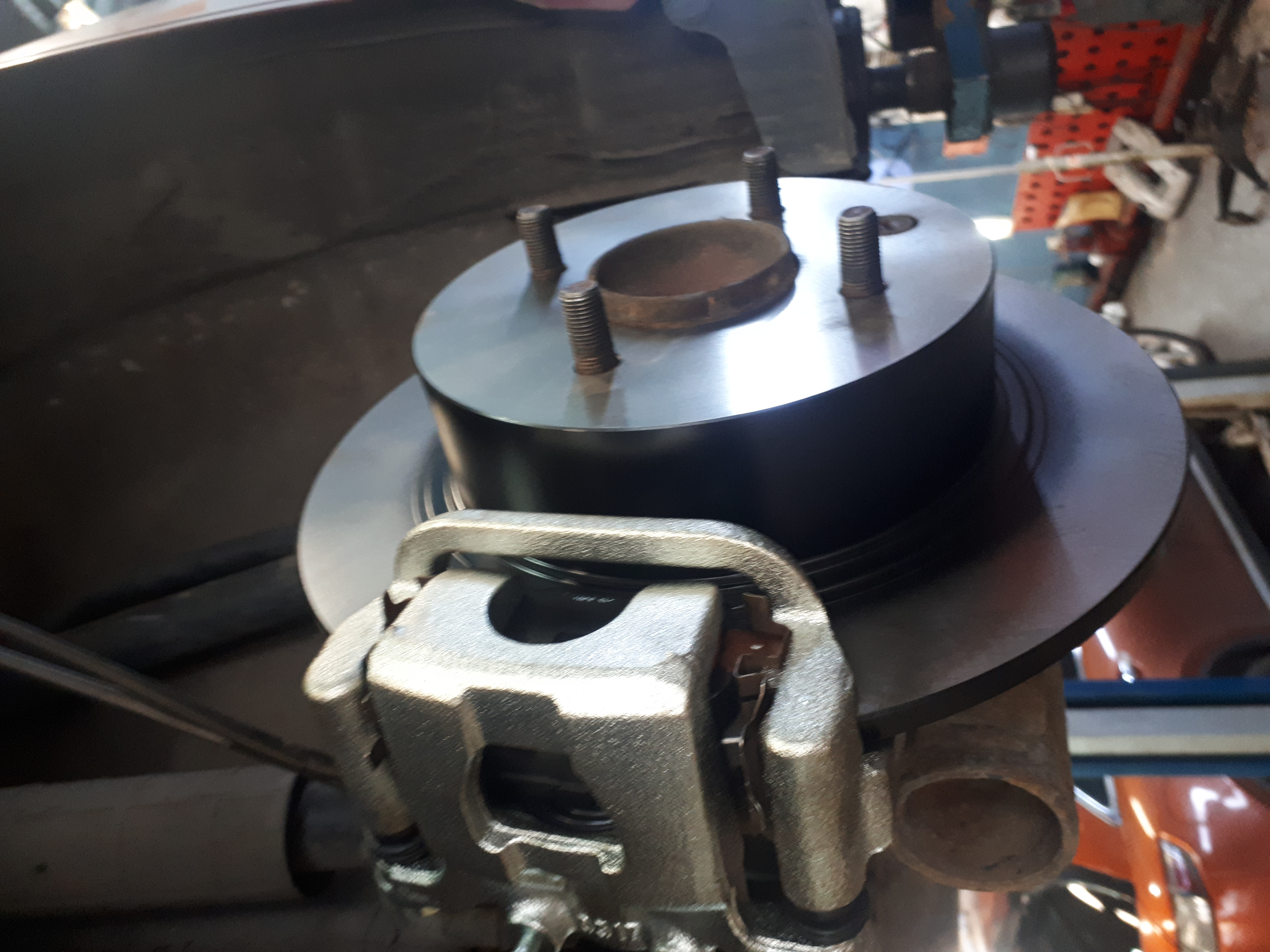 Машину уводит при торможении